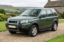 Land Rover Freelander I 1997–2006 Boční nášlapy RedLine Black (2 ks, hliník) fotografie 1