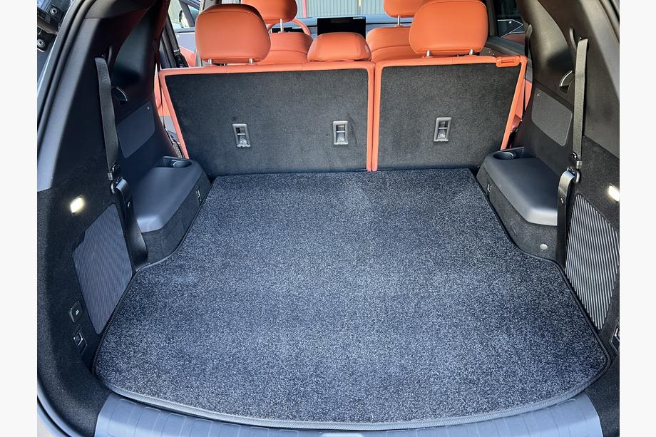 BYD Tang L 2025– Textilní koberec do kufru Premium (pro 7místné provedení se složenou 3. řadou, černý) Image