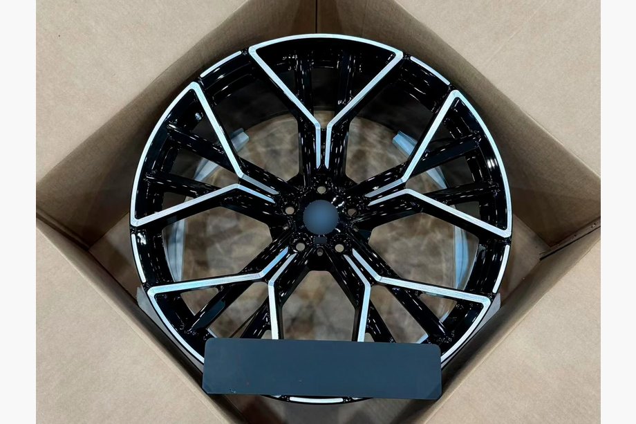 BMW X7 G07 2019– OEM kované ráfky R22 V6 (sada 4 ks) Image
