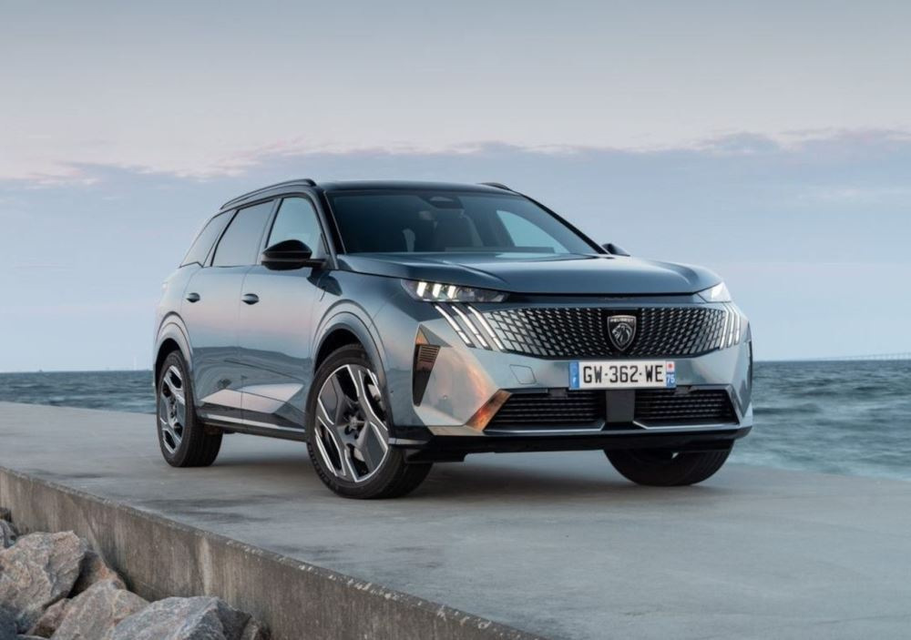 Recenze hybridního Peugeot 5008 třetí generace