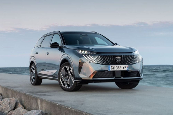 Recenze hybridního Peugeot 5008 třetí generace