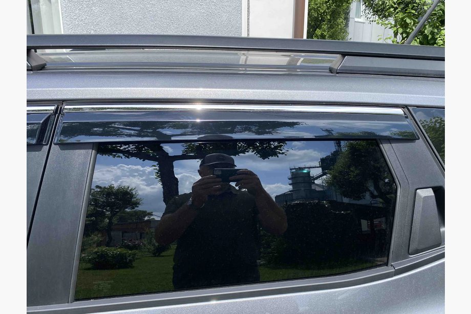 Dacia Duster 2024– Okenní deflektory s chromovanou lištou Niken Luxury (4 ks) Fotografie 4