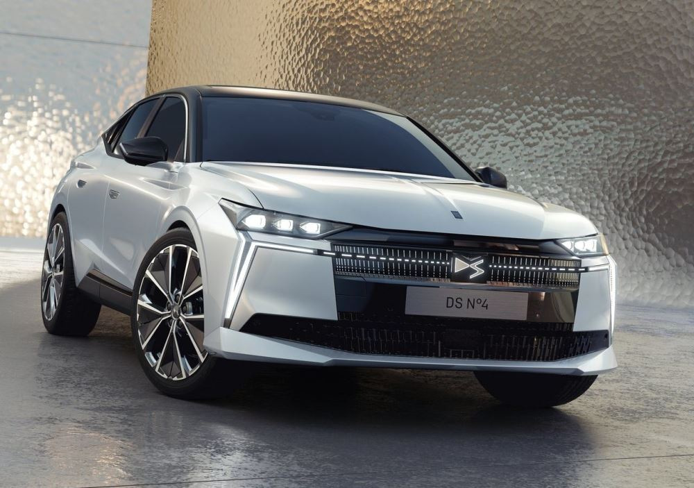 Test DS N°4 2025: hybridní verze pro ekologický prémiový vůz