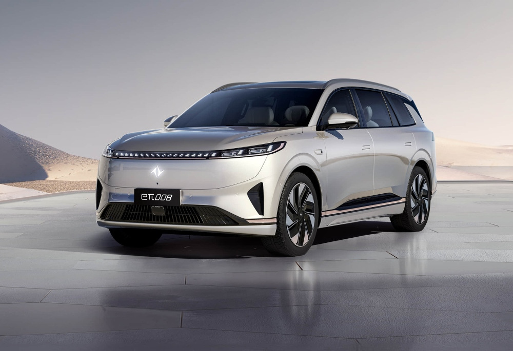 Recenze DongFeng eπ 008: Prostorný crossover pro velkou rodinu
