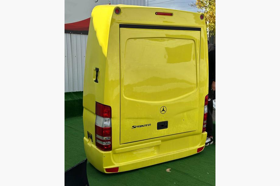 Mercedes Sprinter W906 2006–2018 Závěsný nosič zavazadel (žlutý) Fotografie 9