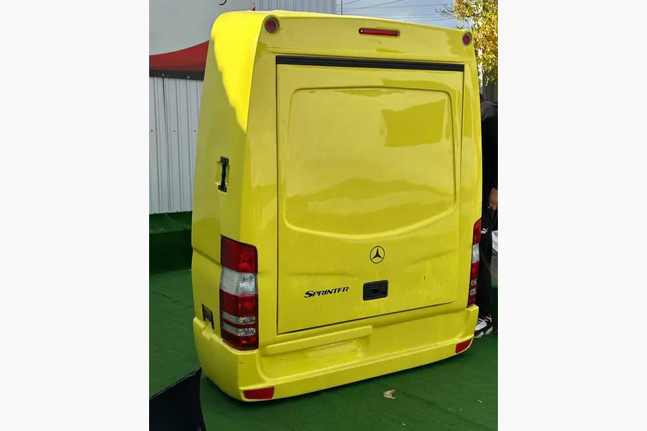 Mercedes Sprinter W906 2006–2018 Závěsný nosič zavazadel (žlutý) Fotografie 9