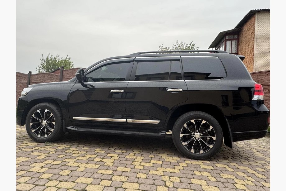 Toyota Land Cruiser 200 2007–2021 Okenní deflektory s chromovanou lištou Niken Luxury (4 ks) Fotografie 5