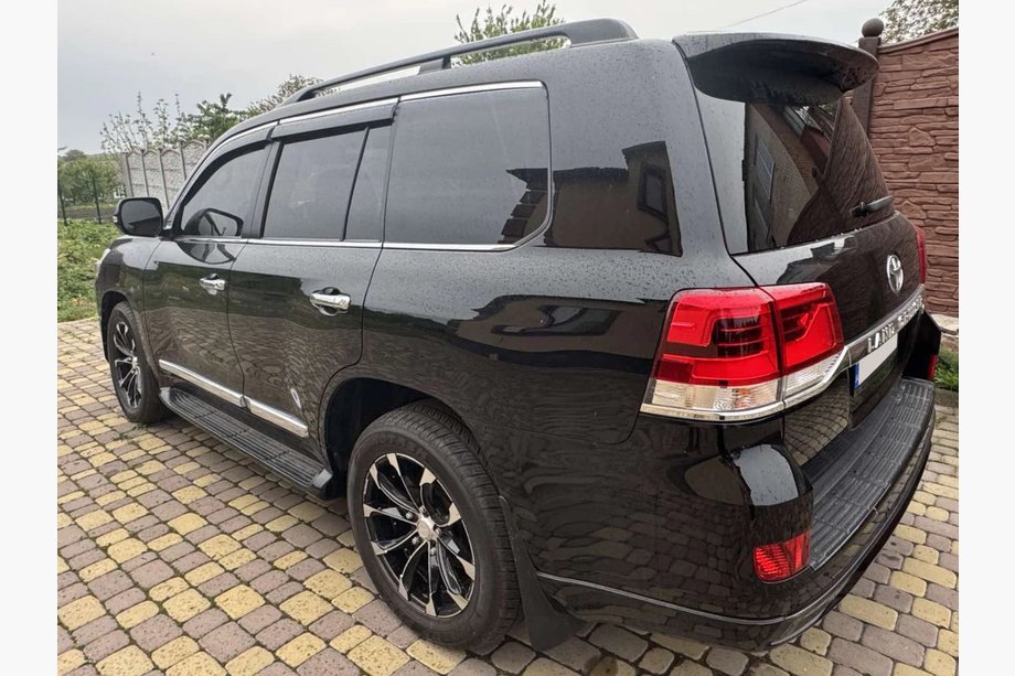 Toyota Land Cruiser 200 2007–2021 Okenní deflektory s chromovanou lištou Niken Luxury (4 ks) Fotografie 4