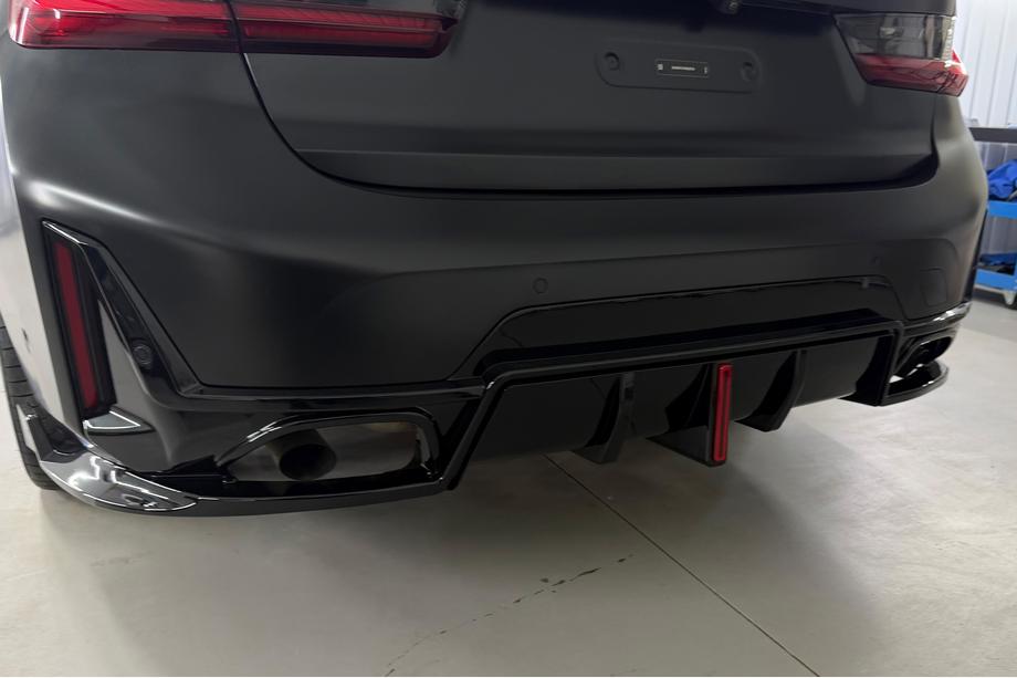 BMW řada 3 G20/G21 2018– Difuzor zadního nárazníku B-Style LED (pro M-Sport 2023+, ABS) Image