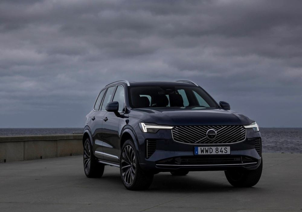 Volvo XC90 II (2024): Luxusní rodinné SUV s hybridními technologiemi