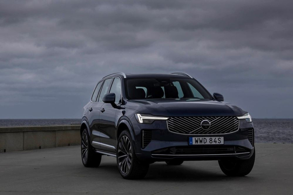 Volvo XC90 II (2024): Luxusní rodinné SUV s hybridními technologiemi