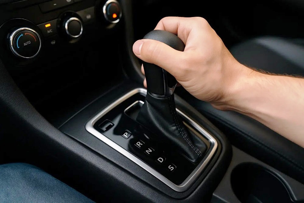 Co znamenají písmena a čísla na voliči automatu: režimy převodovky