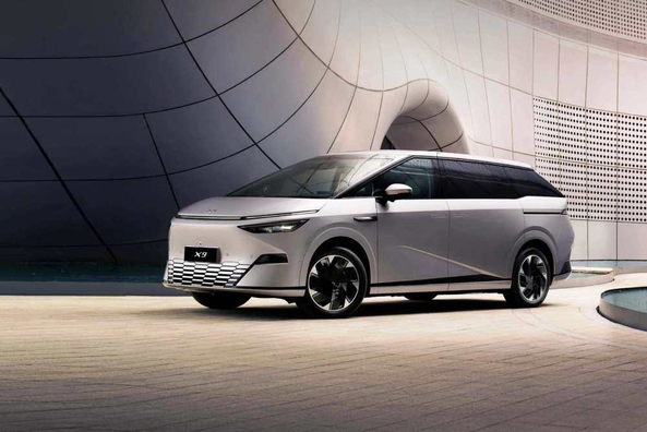 Recenze XPeng X9: futuristický elektrický MPV pro rodinné cestování Fotografie 1