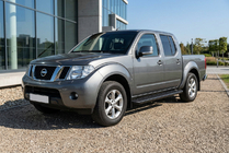 Nissan Navara 2006–2015 Boční prahy Allmond Black (2 ks, hliník) fotografie 1