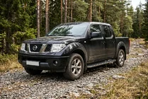 Nissan Navara 2006–2015 Boční prahy Maydos V1 (2 ks, hliník ↗ nerez) fotografie 1
