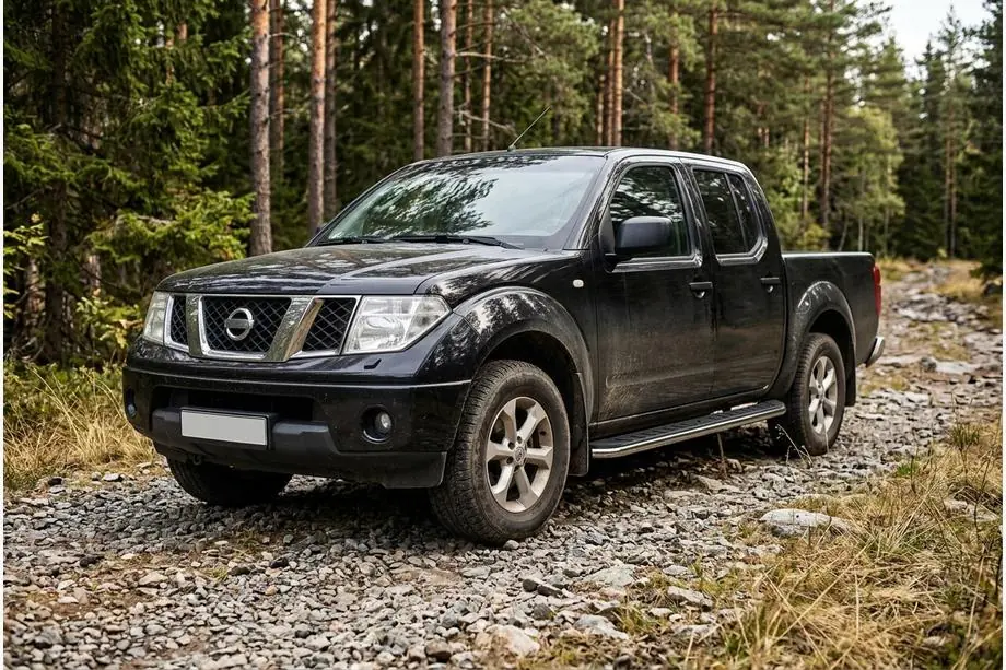 Nissan Navara 2006–2015 Boční prahy Maydos V1 (2 ks, hliník ↗ nerez) Image