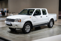Nissan NP300 1999–2015 Boční prahy Allmond Black (2 ks, hliník) fotografie 1