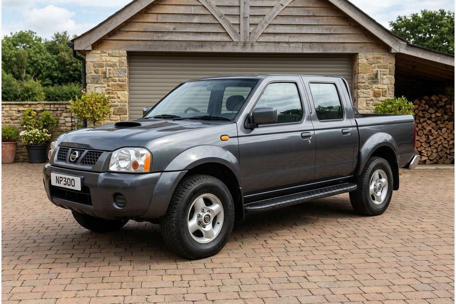 Nissan NP300 1999–2015 Boční prahy Bosphorus Black (2 ks, hliník) Image