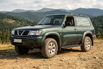 Nissan Patrol Y61 1997–2011 Boční prahy Allmond Black (2 ks, hliník) fotografie 1