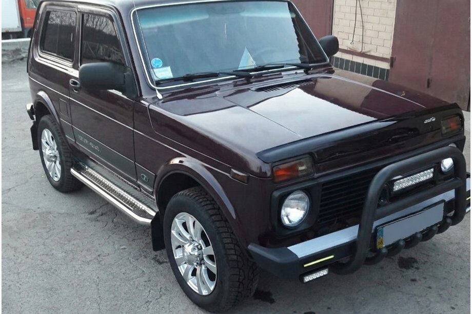 Lada Niva a Urban 1977– Přední bullbar QT006 Black (nerez) Fotografie 1