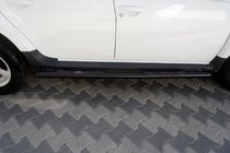 Renault Duster 2008–2017 Boční nerezové trubky s vložkami Black (2 ks) fotografie 1