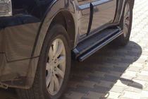 Mitsubishi Pajero Wagon III 1999–2006 Boční trubky na originální prahy Black (2 ks, nerez) fotografie 1