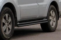 Mitsubishi Pajero Wagon III 1999–2006 Boční trubky na originální prahy Black (2 ks, nerez) fotografie 5