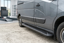 Renault Master 2011–2023 Boční prahy Allmond Black (2 ks, hliník) fotografie 1