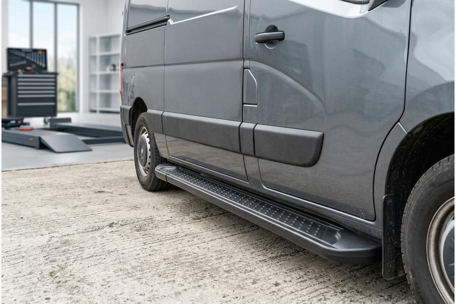 Renault Master 2011–2023 Boční prahy Allmond Black (2 ks, hliník) Image