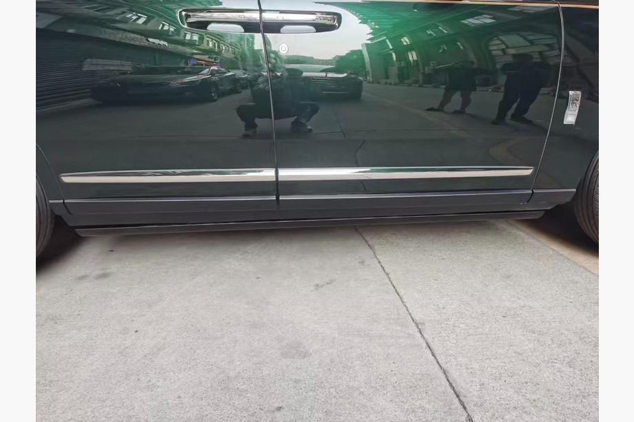 Rolls-Royce Cullinan 2018– Boční nášlapy OEM (2 ks) Image