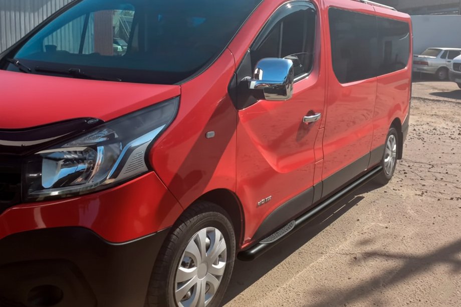 Renault Trafic 2001–2015 Nerezové boční trubky BB002 Black (2 ks, nerez) 60 mm, krátký rozvor Fotografie 4