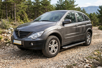 SsangYong Action 2005–2018 Boční prahy Maydos V1 (2 ks, hliník ↗ nerez) fotografie 1