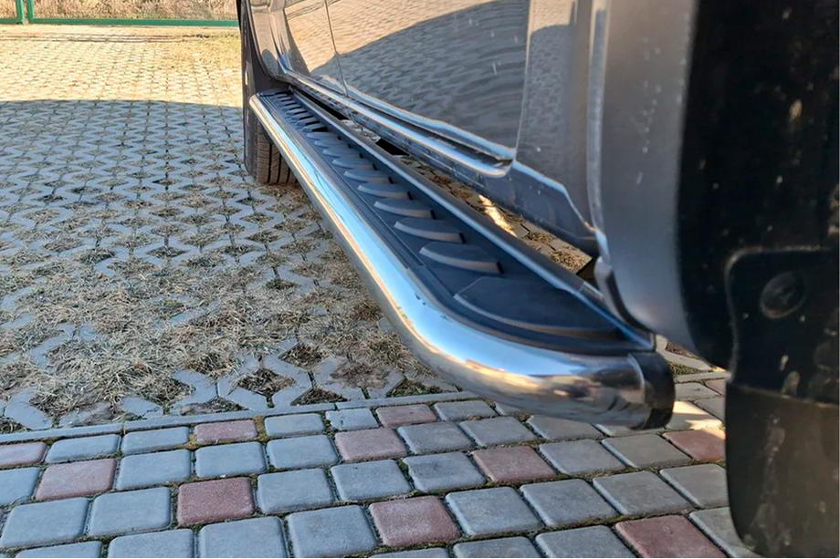 Volkswagen Amarok 2010–2022 Boční prahy Maydos V1 (2 ks, hliník ↗ nerez) Image