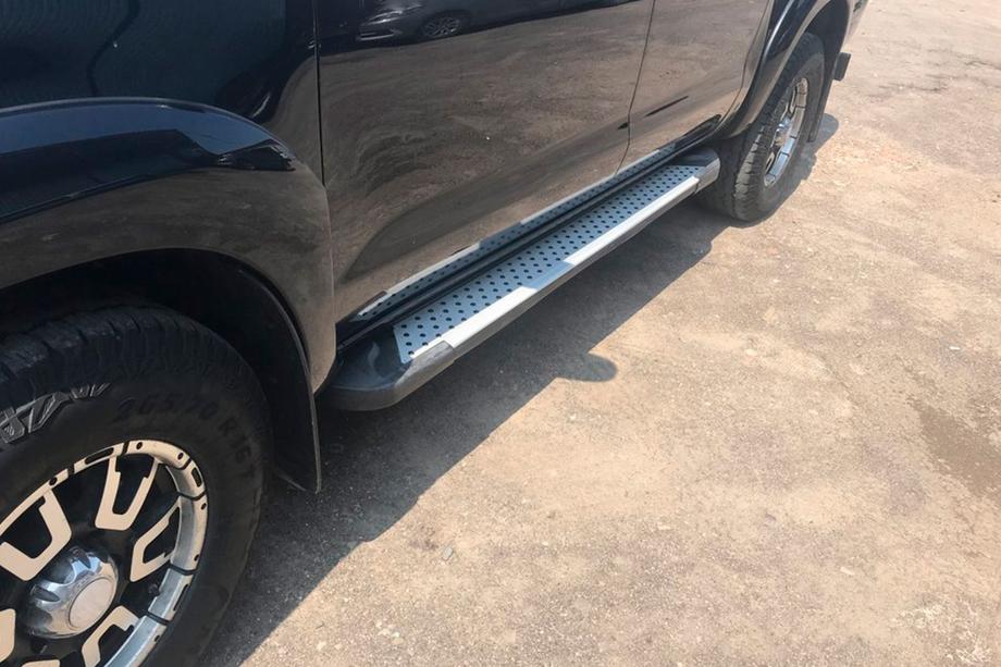 Toyota Hilux 2006–2015 Boční nášlapy Allmond Grey (2 ks, hliník) Image