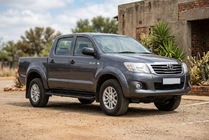 Toyota Hilux 2006–2015 Boční nášlapy Allmond Black (2 ks, hliník) fotografie 1