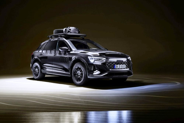 Recenze Audi Q8 e-tron edition Dakar
