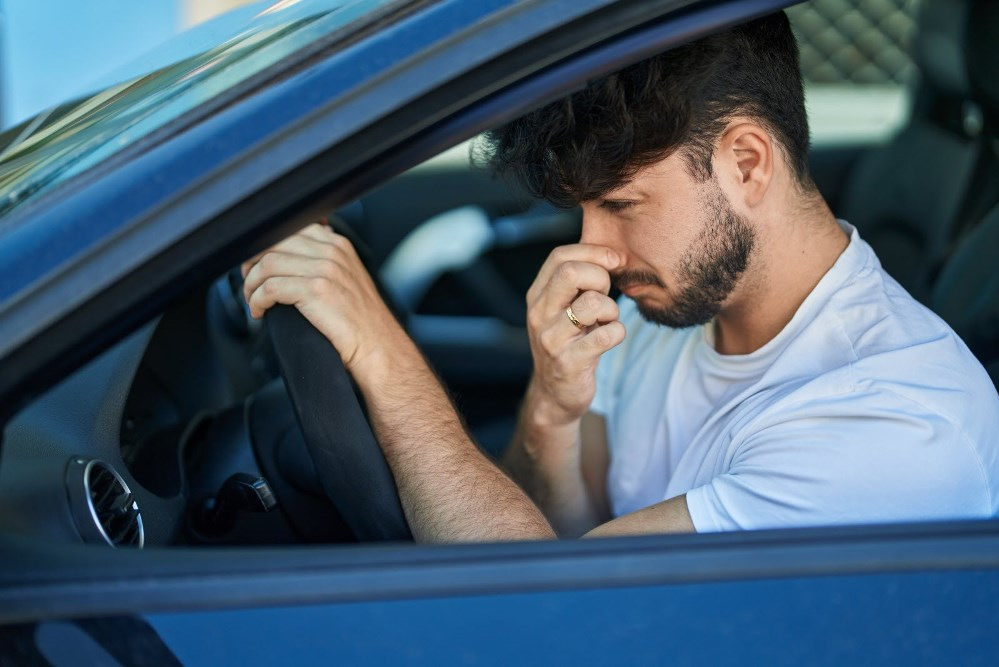 Proč v autě cítit benzín? Hlavní příčiny a co dělat