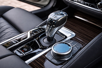 BMW řada 5 G30/G31 2017–2023 Sada křišťálových prvků interiéru (volič automatické převodovky + tlačítka) fotografie 2