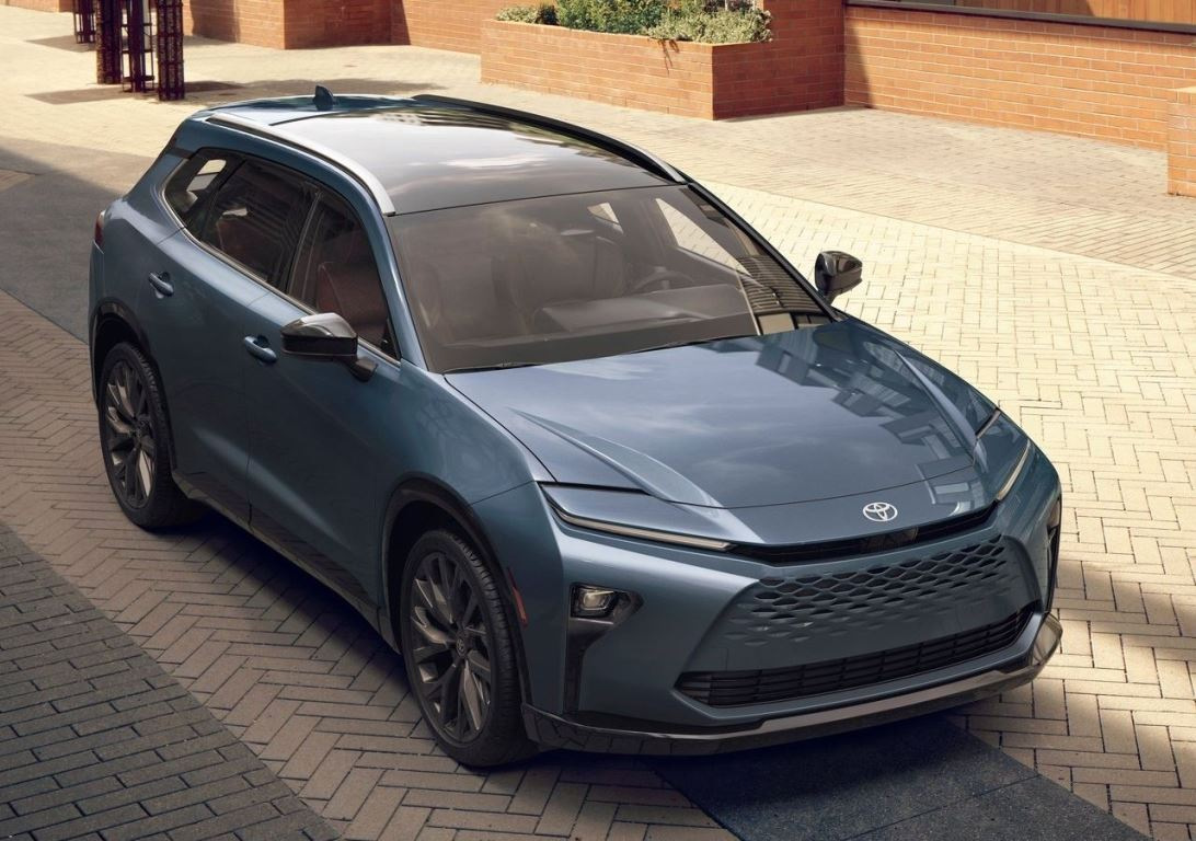 Toyota Crown Signia: Prémiový hybridní crossover
