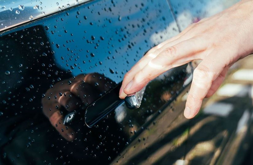 Proč auto dává ránu elektřinou: příčiny a jednoduchá ochrana