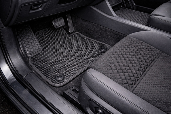 Jak vybrat EVA autokoberce pro váš model: šablony, uchycení, výbava
