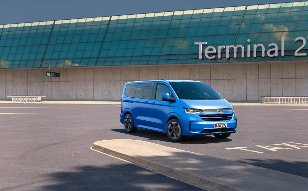 Recenze Volkswagen Caravelle T7 (2025): praktický minivan business třídy