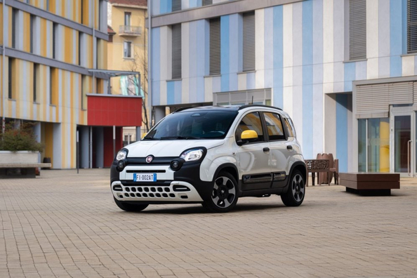 Recenze Fiat Pandina: modernizovaný městský hatchback s mild-hybridním systémem Fotografie 1