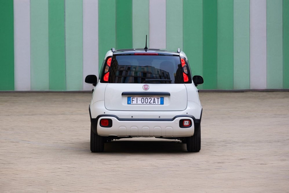 Recenze Fiat Pandina: modernizovaný městský hatchback s mild-hybridním systémem Fotografie 4