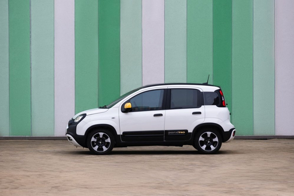 Recenze Fiat Pandina: modernizovaný městský hatchback s mild-hybridním systémem Fotografie 3