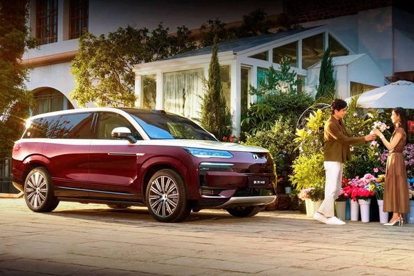 Test Denza N9 Plug-in Hybrid: vlajkový hybridní obr od BYD