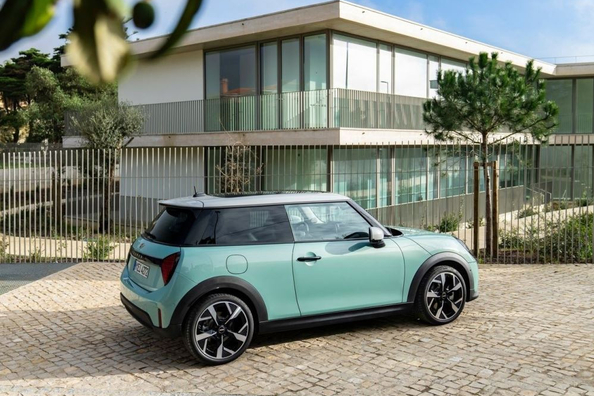 Recenze MINI Hatchback 3-door (F66): nová generace