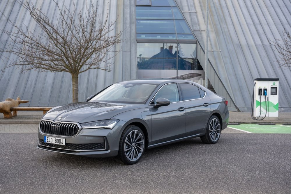 Skoda Superb iV: přehled hybridní verze pro rok 2026