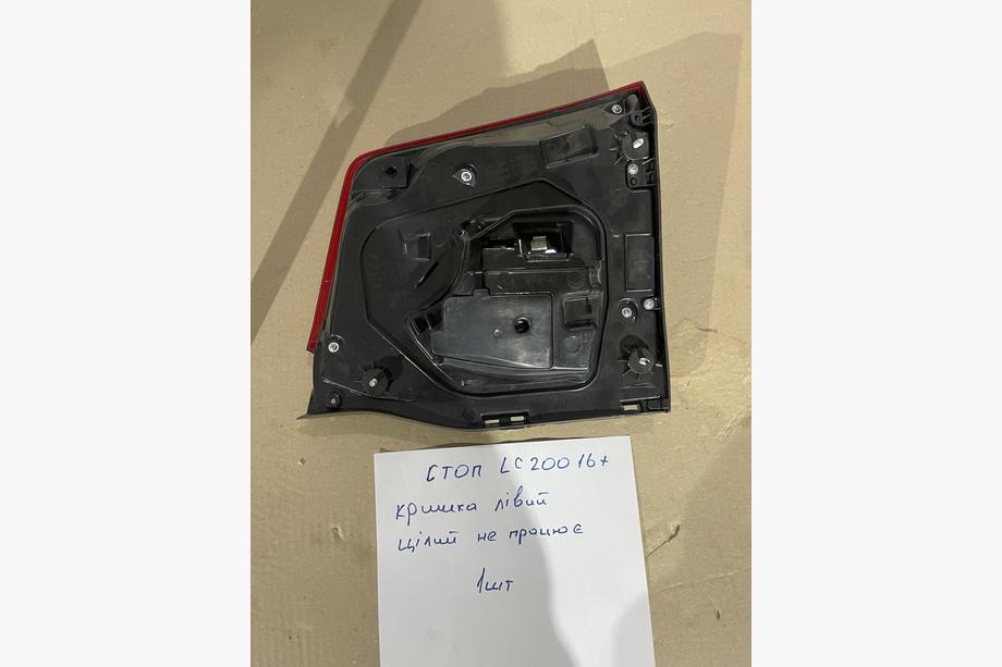 Toyota Land Cruiser 200 2007–2021 Zlevněné zadní levé vnitřní světlo 2016-2021 (OEM standard) (na víko kufru) (celé, nefunkční) Fotografie 3
