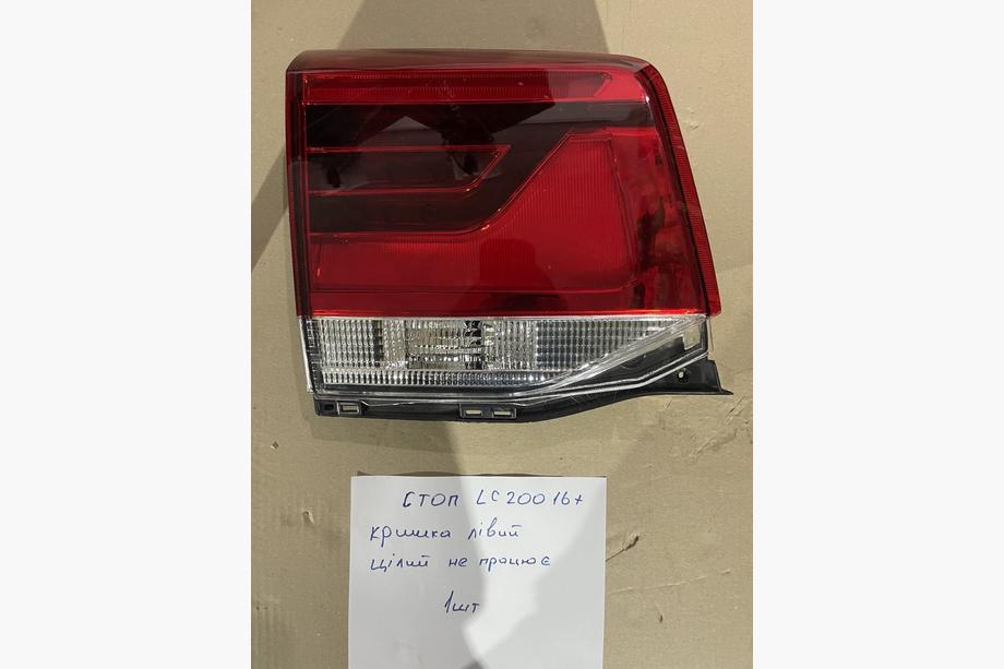 Toyota Land Cruiser 200 2007–2021 Zlevněné zadní levé vnitřní světlo 2016-2021 (OEM standard) (na víko kufru) (celé, nefunkční) Fotografie 2